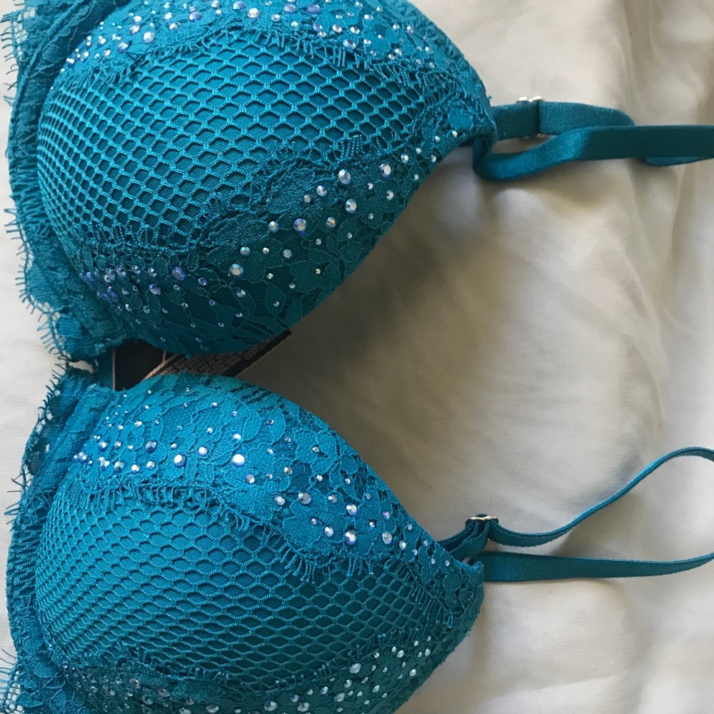Victoria’s Secret bombshell bra